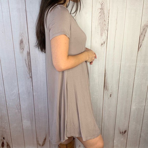 Hailey- tan t-shirt dress with pocket - Picture 6 of 8